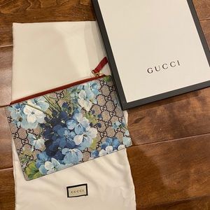 Gucci Bloom Pouch !!